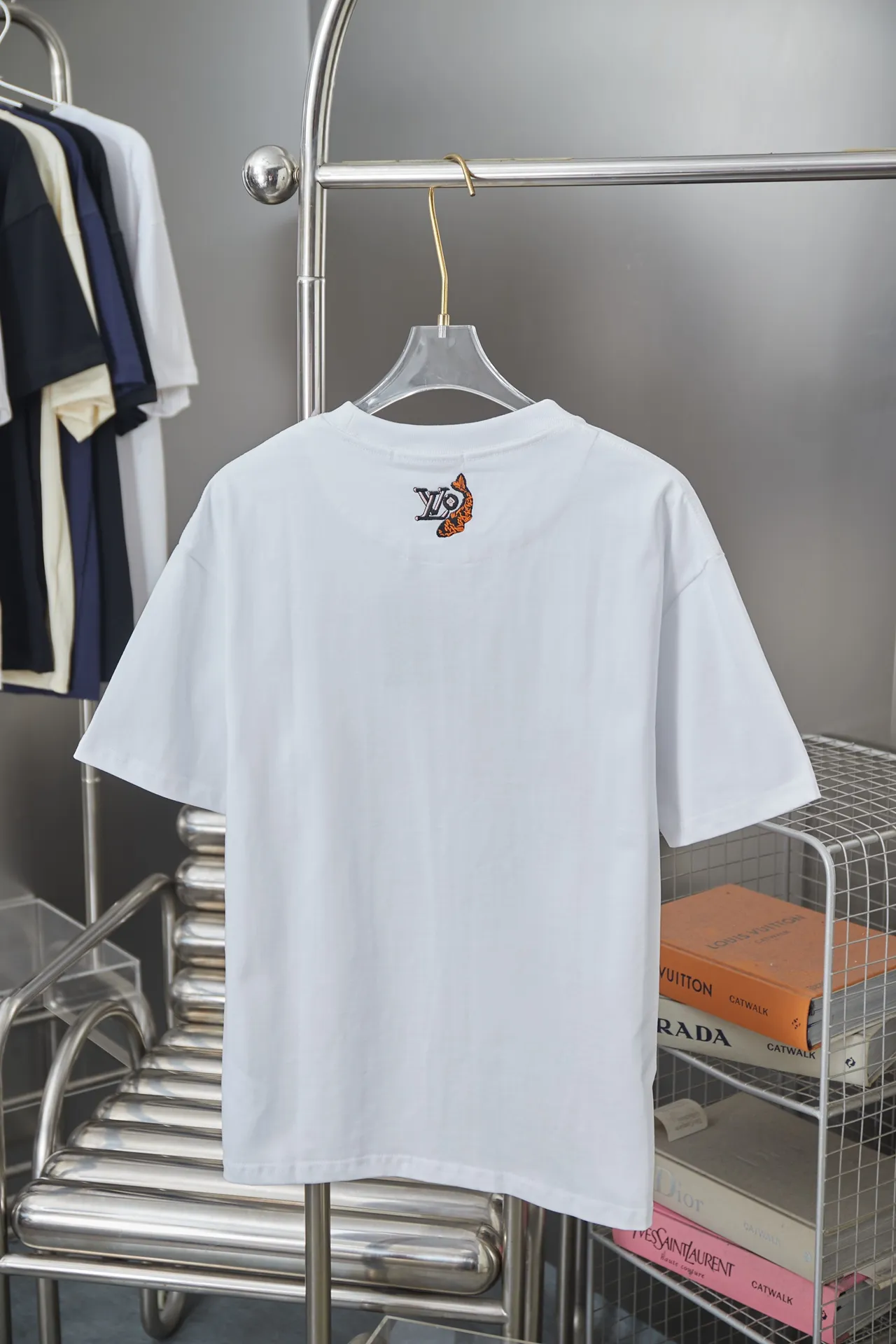 🅿️190 1V 25SS early spring new style Eiffel Tower river pattern short-sleeved, light luxury, essential item for daily commuting for men and women Correct version Welcome to compare Detailed features · 320g 100% pure cotton double yarn jersey fabric · Special thickened 32 pieces of double-strand 1X1 thread in the same vat custom dyeing · Digital direct injection of Eiffel Tower, bridge dyeing, river pattern printing • Turtle back design, letter logo and koi fish 🐟 embroidery · Double-needle stitching across seams · Original main mark, washed tag, branded moisture-proof paper packaging Color: White/Black/Pink Size: S/M/L/XL